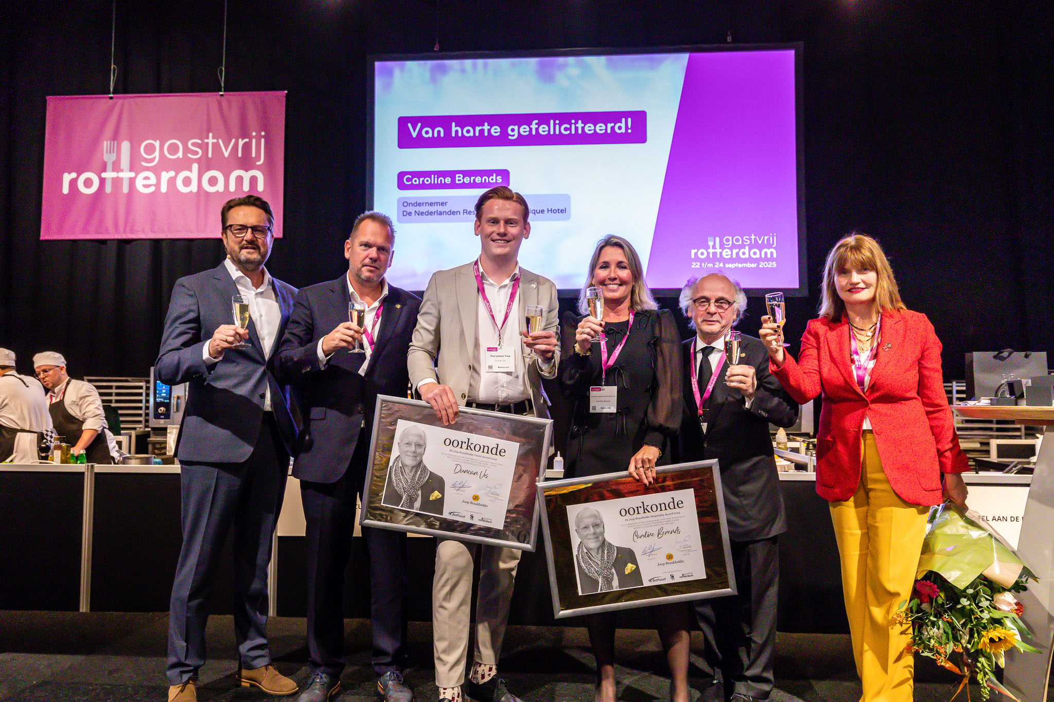 Horecaprofessionals ontmoeten elkaar op Gastvrij Rotterdam!

Ben je een gepassioneerde horecaprofessional met liefde voor het vak en oog voor jouw gasten? Dan mag je Gastvrij Rotterdam 2025 niet missen. Gastvrij Rotterdam is hét gastronomisch platform voor bartenders, chefs, sommeliers, horecaondernemers- en managers en meer! Hier doe je inspiratie op, ontdek je de nieuwste trends en kun je netwerken met topgastronomen. Ontdek innovatieve producten, volg workshops, woon wedstrijden bij en proef de beste smaken. | Foto © Charles Batenburg